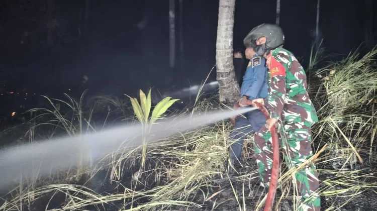 Babinsa dan Damkar Padamkan Kebakaran Lahan di Amurang Barat