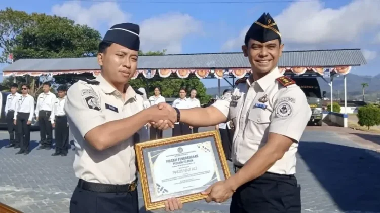Kalapas Tondano Serahkan Satyalancana dan Penghargaan Pegawai Teladan