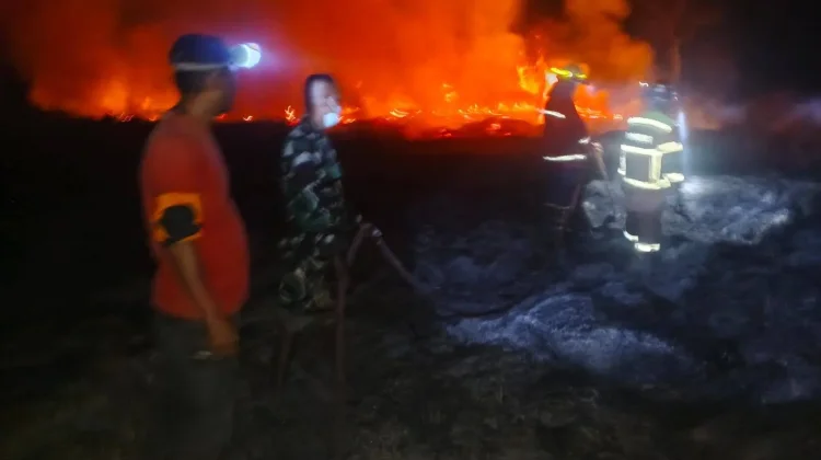 Babinsa dan Warga Padamkan Kebakaran Dua Hektare Lahan di Tondegesan