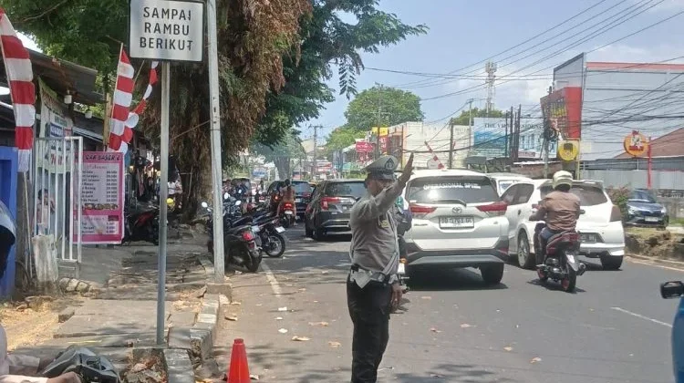 Polsek Malalayang Tertibkan Kendaraan yang Parkir di Rambu Larangan