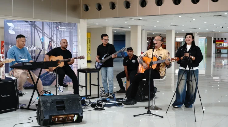 Hari Pelanggan Nasional, Penumpang di Bandara Sam Ratulangi Nikmati Live Music