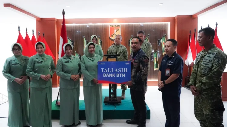 Gugur saat Tugas Negara, Pangdam Merdeka Serahkan Santunan Bagi Ahli Waris