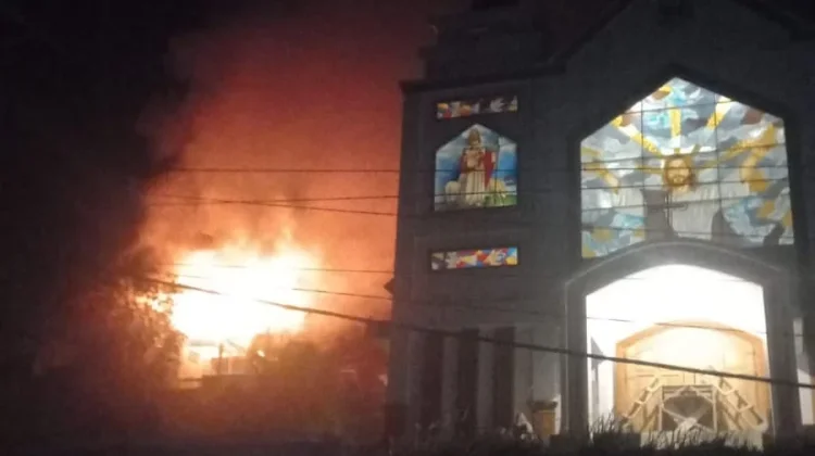 Kebakaran Hanguskan Rumah Tiga Lantai di Tompaso Barat