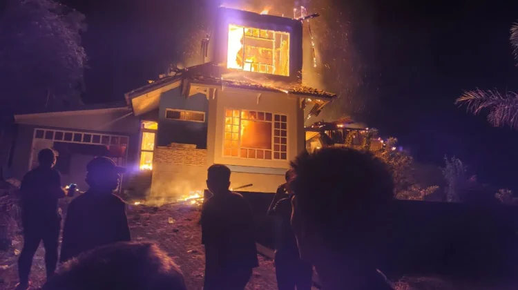 Diduga Korsleting Listrik, Villa Dua Lantai di Tompaso Barat Terbakar