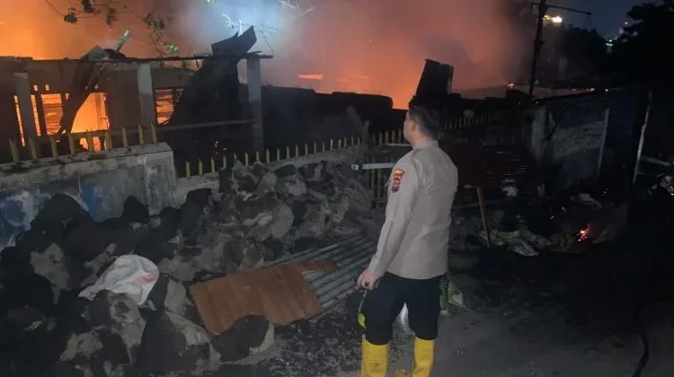 Dua Rumah Terbakar di Dendengan Dalam, Polsek Tikala Amankan TKP