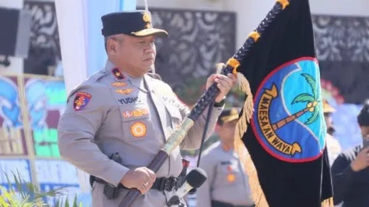 Roycke Langie Serahkan Pataka Maesa'an Waya kepada Yudo Hermanto