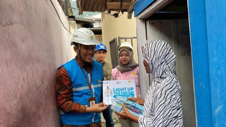 PLN Hadirkan Terang Melalui Program Light Up The Dream