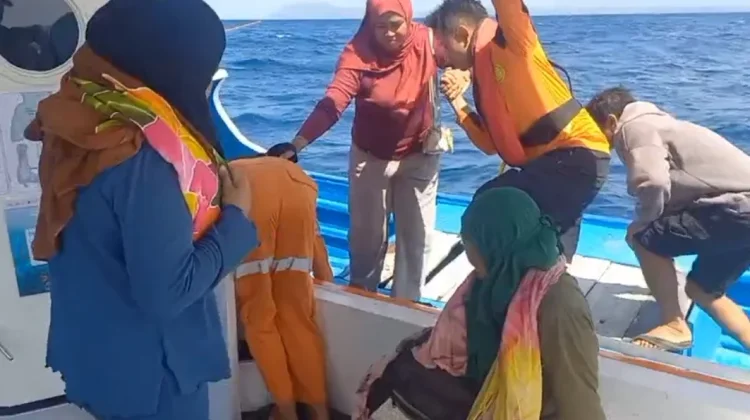 Tim SAR Berhasil Evakuasi 6 Penumpang KM Nyong Fati yang Mati Mesin di Selat Bangka