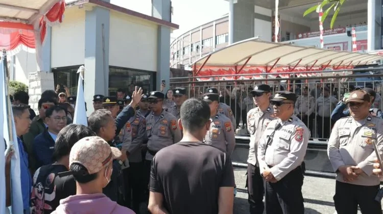 Polresta Manado Kawal Aksi Penyampaian Pendapat KSPSI AGN dan KB-PBI di DPRD Sulut