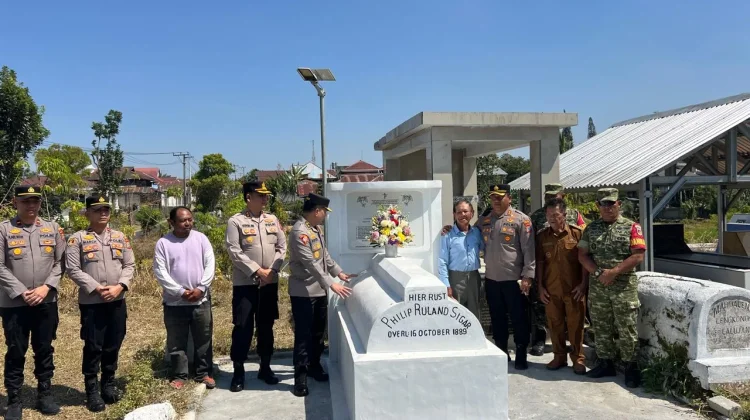 Roycke Langie Ziarah ke Makam Orang Tua Prabowo