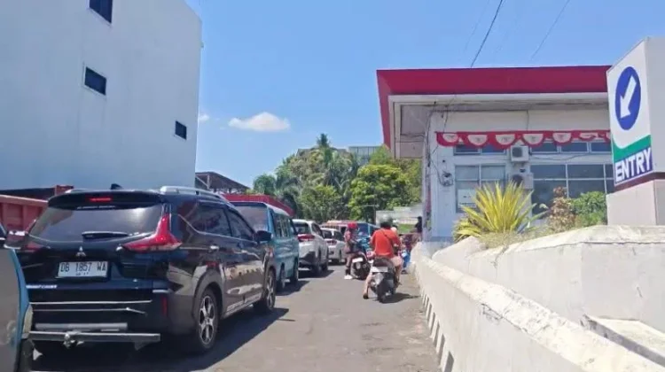 Antrean Solar Mengular di SPBU Malalayang, Sopir Rela Menginap
