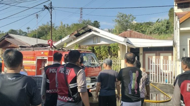 Kebakaran Lahan di Sea, Petugas dan Warga Padamkan Api