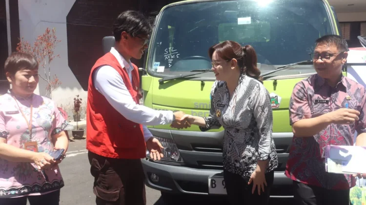 Program TJSL, PT SMI Salurkan Truk Sampah bagi Kota Tomohon