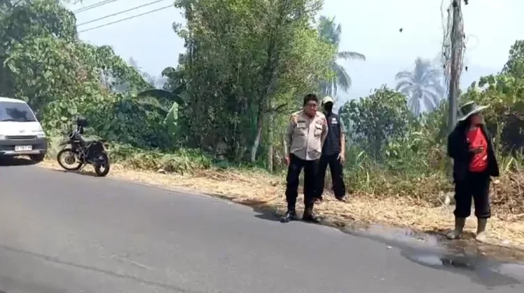 Kapolsek Tombulu dan Jajaran Bantu Padamkan Karhutla di Desa Koka