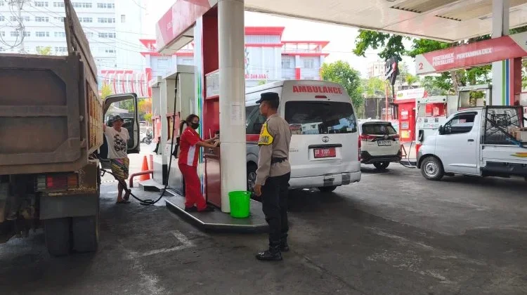Cegah Penumpukan dan Kemacetan, Polsek Sario Atur Antrean Kendaraan di SPBU