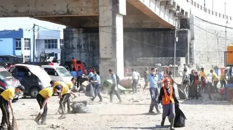 HUT ke-81 TNI, Danlanud Sam Ratulangi Pimpin Bersih Pasar Bersehati