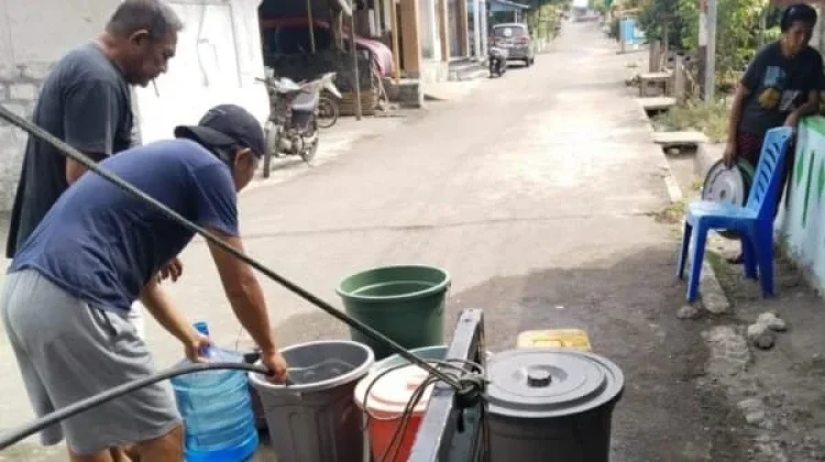 Kemarau Panjang, Satresnarkoba Sangihe Bantu Warga Petta Barat