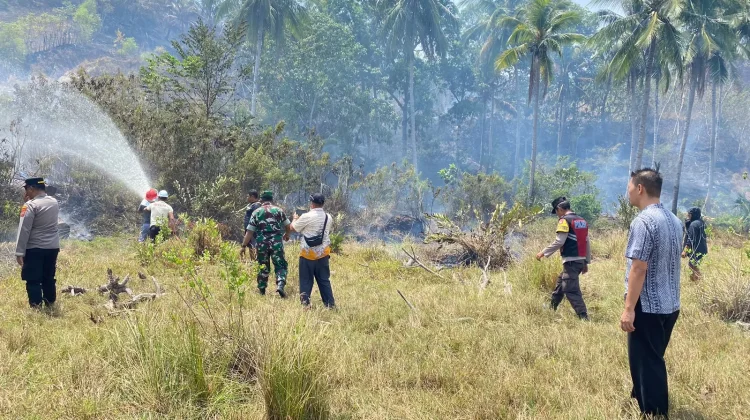 Karhutla di Kema III, Polisi dan Damkar Cegah Api Dekati SPBU