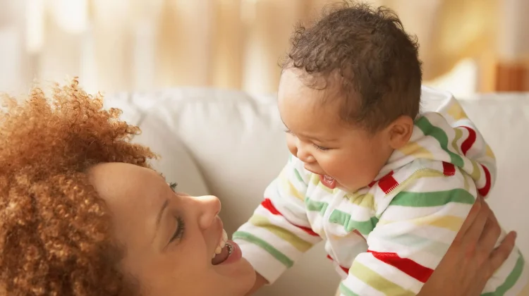 Studi Baru Ungkap Bayi Perempuan Lebih Tertarik pada Wajah sejak Lahir