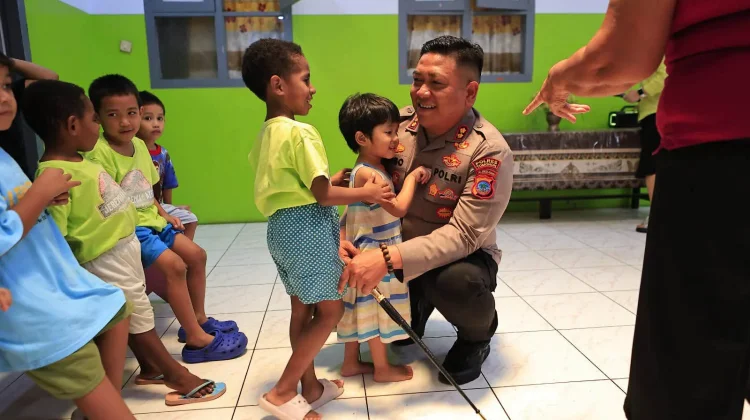 Kapolres Tomohon dan Keluarga Berbagi Kasih di Dua Panti Asuhan