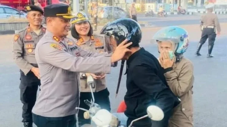 HUT Lalu Lintas ke-71, Polres Bitung Bagikan Helm Gratis