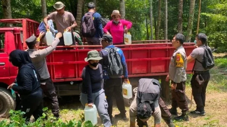 Kapolres Sangihe Pantau Titik Api di Lereng Gunung Awu