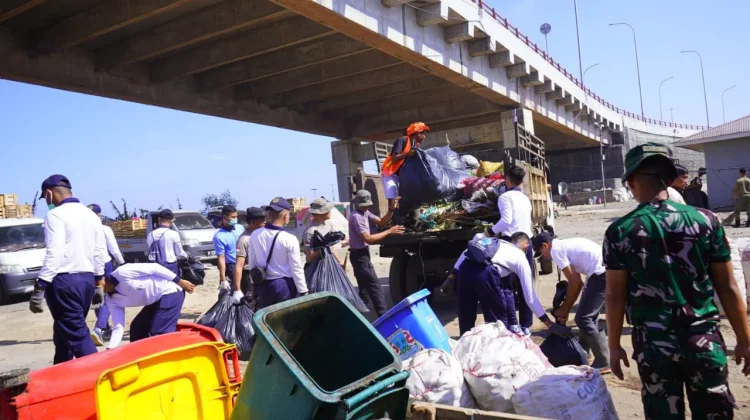 Kodaeral VIII Bersama TNI-POLRI & Pemkot Manado Bersihkan Pasar Bersehati