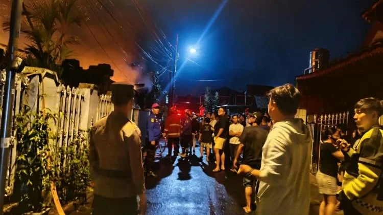 Polsek Sario Bersama Rayon Pantera Amankan TKP Dua Rumah Terbakar di Ranotana