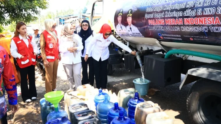 PMI Boltim Salurkan Bantuan Air Bersih untuk Warga Desa Dodap
