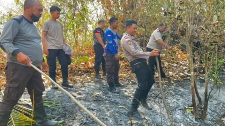 Lahan di Kanawong Siau Barat Terbakar, Petugas Padamkan Api
