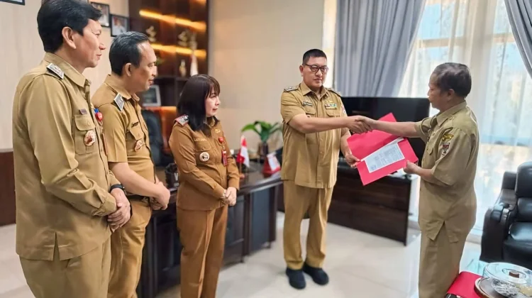Wakil Bupati Kawatu Serahkan SK Plt Camat Lumelembuai