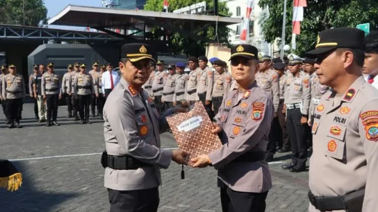 Kapolresta Manado Beri Penghargaan kepada Personel Berprestasi