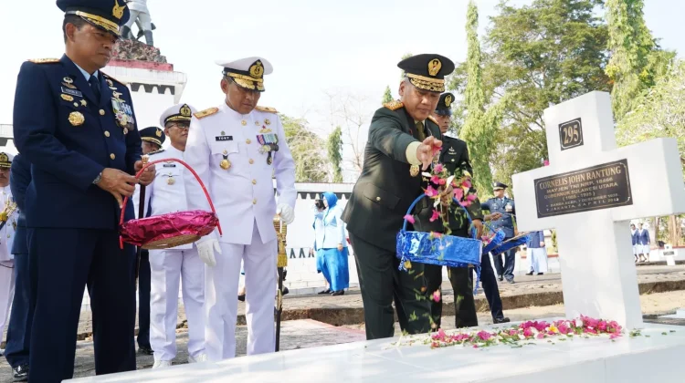 Pangdam Merdeka Hadiri Ziarah Rombongan HUT ke-81 TNI di TMP Kairagi Manado