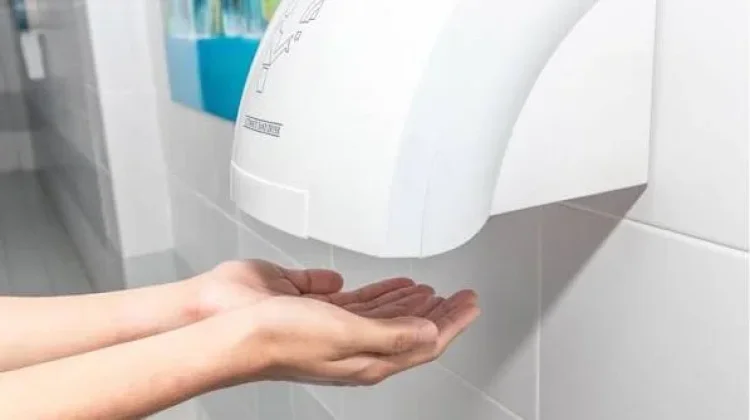 Benarkah Hand Dryer di Mal Bisa Menyebarkan Kuman?