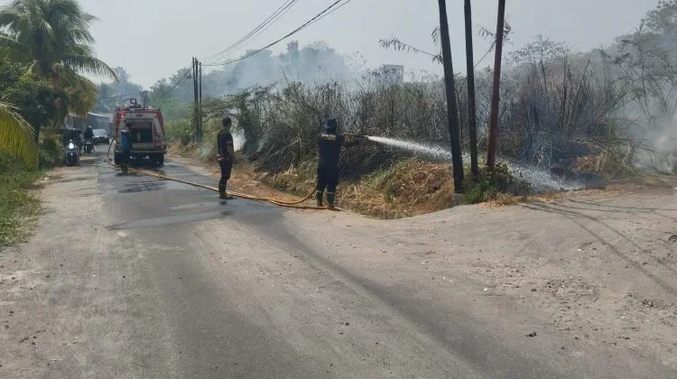 Polsek Tikala Bantu Penanganan dan Amankan TKP Kebakaran Lahan di Ranomut