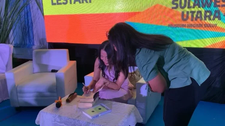 Book Signing Dee Lestari Meriahkan Festival Literasi Sulut