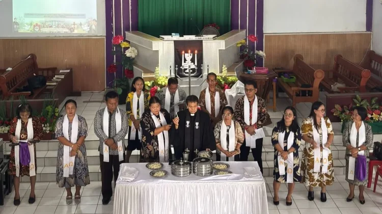 Ibadah Minggu GMIM Petra Poopoh Dirangkaikan Perjamuan Kudus dan Baptisan