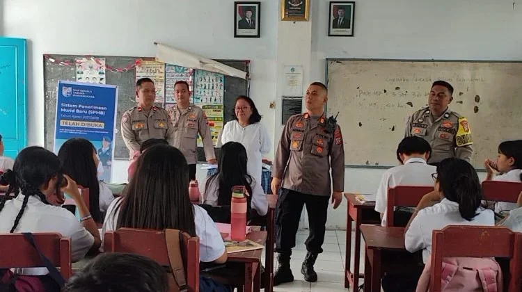 Polsek Wenang Sosialisasikan SMA Kemala Taruna Bhayangkara di SMP Garuda Manado