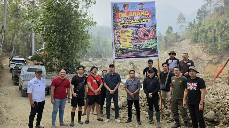 Cegah Aktivitas PETI di Desa Paret Boltim, Polda Sulut Pasang Baliho ...