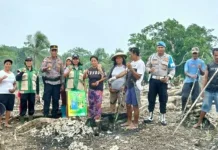 Kapolsek Melonguane  Tanam Jagung di Desa Tule