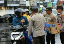 Polres Tomohon Bagikan Takjil Gratis