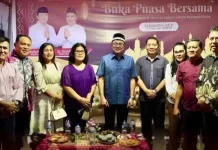 Kebersamaan Walikota Andrei Angouw dengan jemaah Masjid Buha