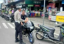 Satlantas Polres Tomohon Tegur Pemotor tanpa Helm SNI