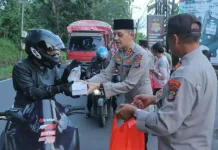 Kapolres Minut Bagikan Takjil di Depan Mako Polres