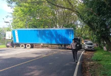 Bermuatan Rokok, Mobil Kontainer Nyaris Terguling di Ring Road Winangun