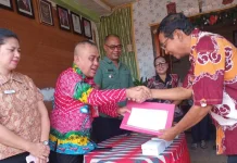 Penyerahan SK Pensiun Kaur Perencanaan Desa Paniki Baru
