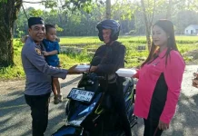Polsek Pinagoluman Bagikan Takjil Kepada Masyarakat di Jalan Trans Sulawesi