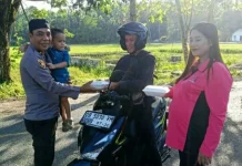 Polsek Pinogaluman Bagikan Takjil di Jalur Trans Sulawesi