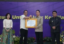 Bupati Minsel Terima Penghargaan di Peresmian Posbankum se-Sulut