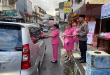 Berbagi Takjil di Momen Ramadan Polsek Wenang Bersama Bhayangkari